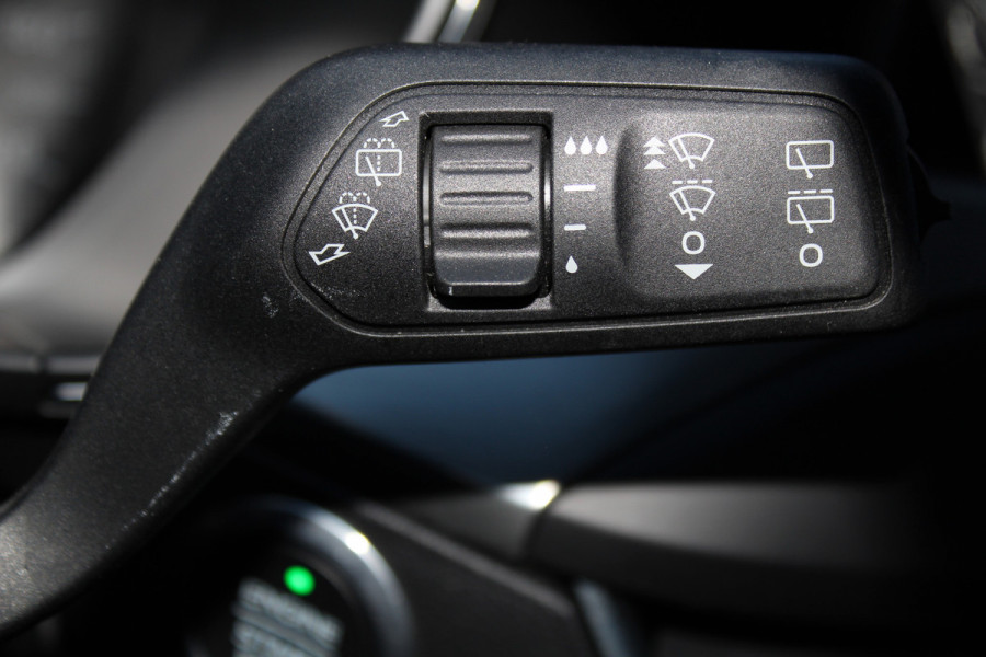 Ford FOCUS Wagon 1.0-155pk EcoBoost Titanium. Erg nette en goed onderhouden wagen met slechts 60.000km. Autm. airco dual, camera, stoel-, stuur- en voorraamverwarming, trekhaak, LM wielen, metallic lak, navigatie, telefoonvoorb. etc.