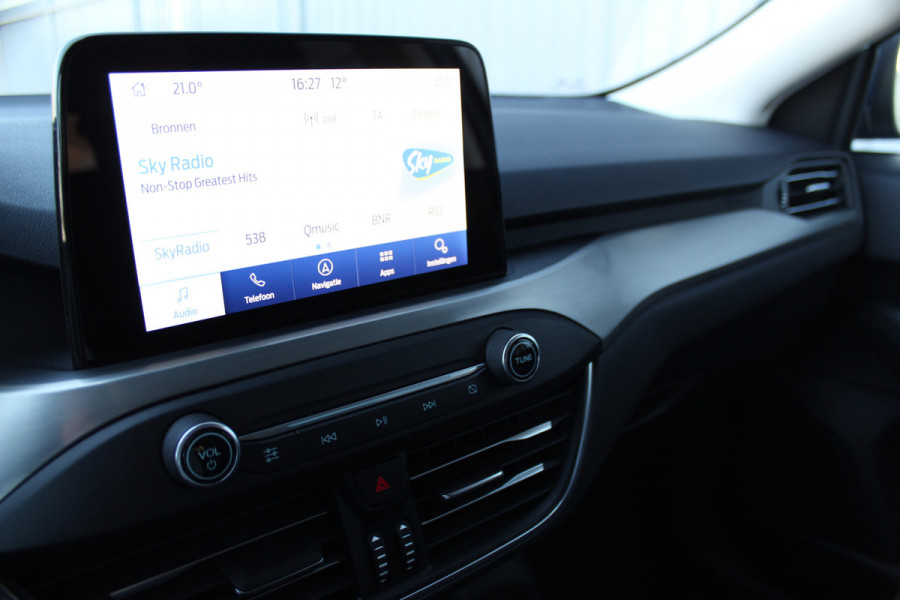 Ford FOCUS Wagon 1.0-155pk EcoBoost Titanium. Erg nette en goed onderhouden wagen met slechts 60.000km. Autm. airco dual, camera, stoel-, stuur- en voorraamverwarming, trekhaak, LM wielen, metallic lak, navigatie, telefoonvoorb. etc.