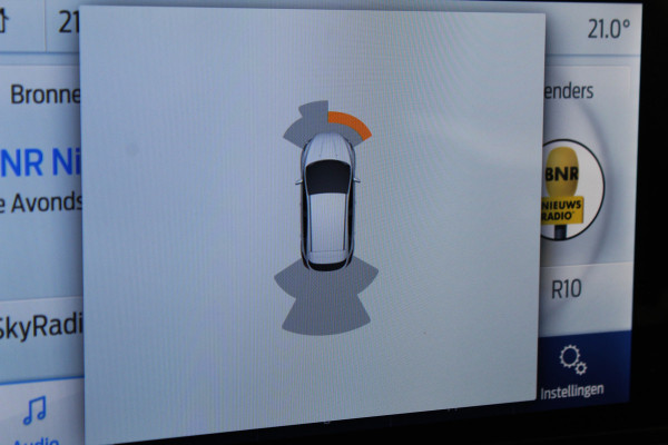 Ford FOCUS Wagon 1.0-155pk EcoBoost Titanium. Erg nette en goed onderhouden wagen met slechts 60.000km. Autm. airco dual, camera, stoel-, stuur- en voorraamverwarming, trekhaak, LM wielen, metallic lak, navigatie, telefoonvoorb. etc.