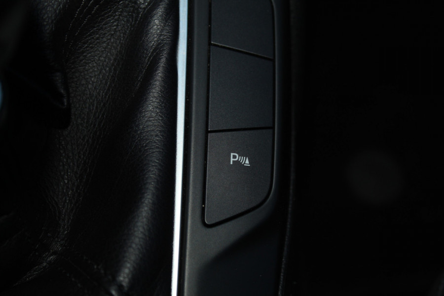 Ford FOCUS Wagon 1.0-155pk EcoBoost Titanium. Erg nette en goed onderhouden wagen met slechts 60.000km. Autm. airco dual, camera, stoel-, stuur- en voorraamverwarming, trekhaak, LM wielen, metallic lak, navigatie, telefoonvoorb. etc.