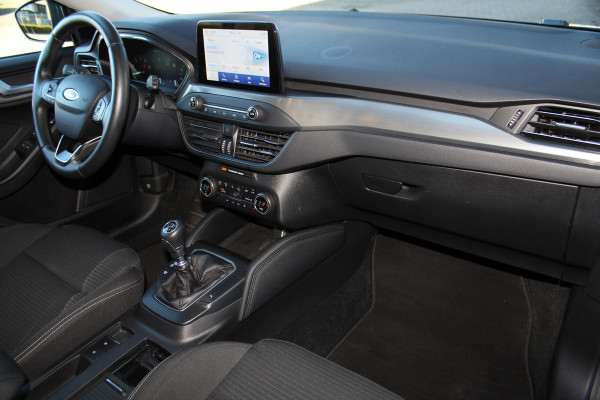 Ford FOCUS Wagon 1.0-155pk EcoBoost Titanium. Erg nette en goed onderhouden wagen met slechts 60.000km. Autm. airco dual, camera, stoel-, stuur- en voorraamverwarming, trekhaak, LM wielen, metallic lak, navigatie, telefoonvoorb. etc.