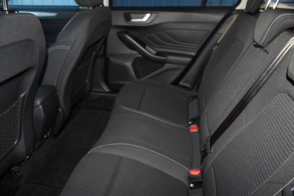 Ford FOCUS Wagon 1.0-155pk EcoBoost Titanium. Erg nette en goed onderhouden wagen met slechts 60.000km. Autm. airco dual, camera, stoel-, stuur- en voorraamverwarming, trekhaak, LM wielen, metallic lak, navigatie, telefoonvoorb. etc.