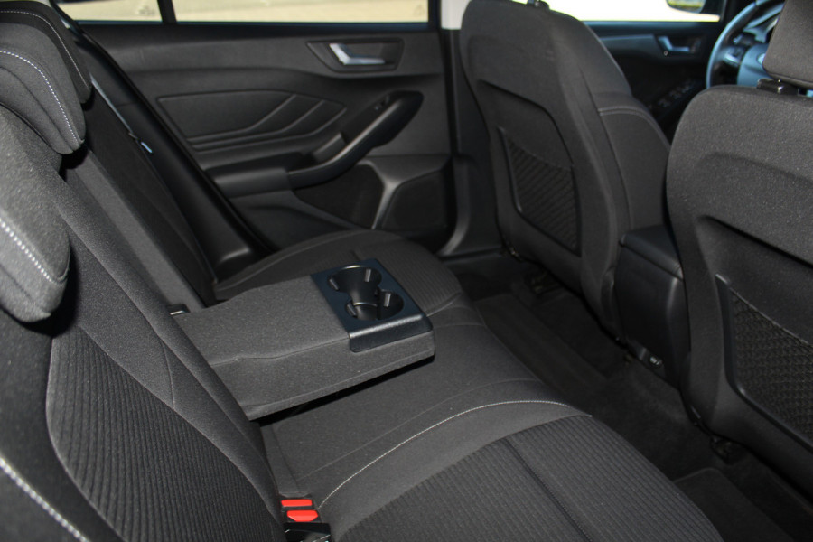 Ford FOCUS Wagon 1.0-155pk EcoBoost Titanium. Erg nette en goed onderhouden wagen met slechts 60.000km. Autm. airco dual, camera, stoel-, stuur- en voorraamverwarming, trekhaak, LM wielen, metallic lak, navigatie, telefoonvoorb. etc.