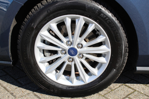 Ford FOCUS Wagon 1.0-155pk EcoBoost Titanium. Erg nette en goed onderhouden wagen met slechts 60.000km. Autm. airco dual, camera, stoel-, stuur- en voorraamverwarming, trekhaak, LM wielen, metallic lak, navigatie, telefoonvoorb. etc.