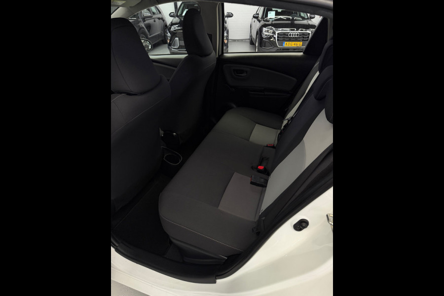 Toyota Yaris 1.5 Hybrid Bi-Tone Bluetooth