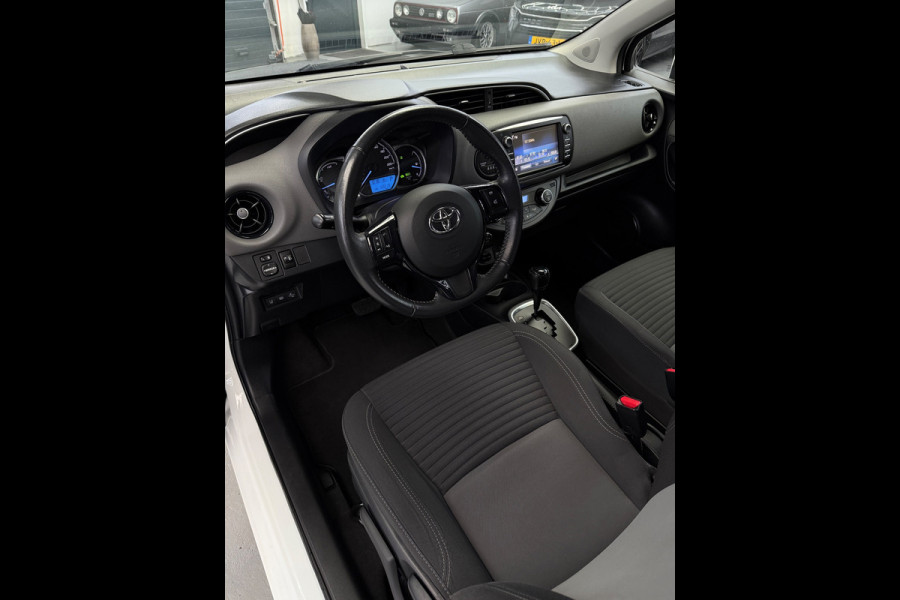 Toyota Yaris 1.5 Hybrid Bi-Tone Bluetooth