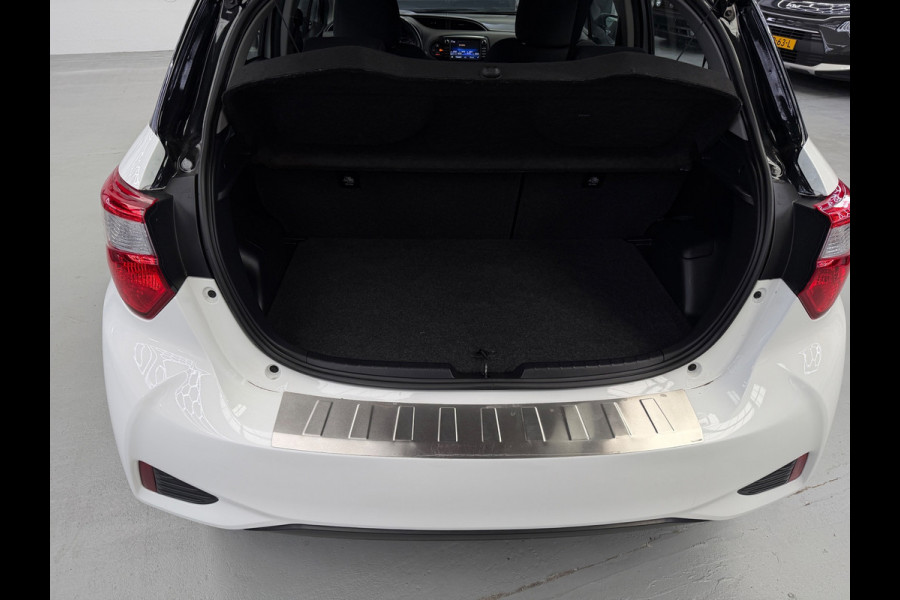 Toyota Yaris 1.5 Hybrid Bi-Tone Bluetooth