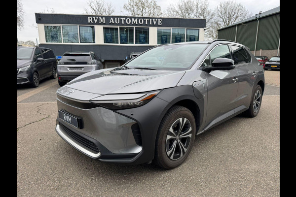 Toyota Bz4x Premium 71 kWh VAN: 39.900,- VOOR: 36.877,- UW LENTEVOORDEEL: 3.023,- | MEGA VOLLE AUTO | 10 jaar TOYOTA GARANTIE | TREKHAAK