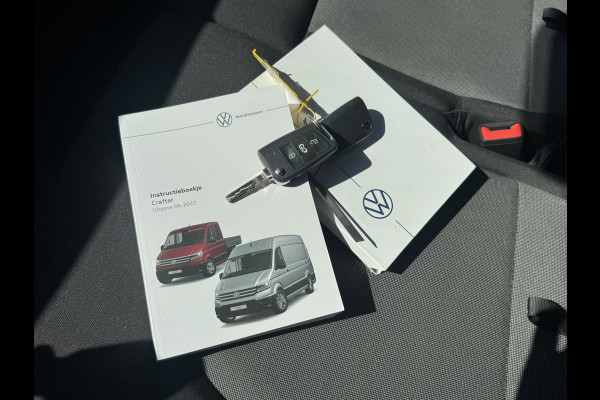 Volkswagen Crafter 35 2.0 TDI L3H3 Comfort Navigatie Carplay DAB All season banden Trekhaak Lat om lat
