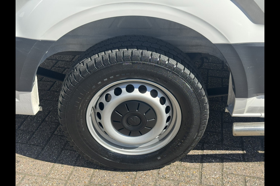 Volkswagen Crafter 35 2.0 TDI L3H3 Comfort Navigatie Carplay DAB All season banden Trekhaak Lat om lat
