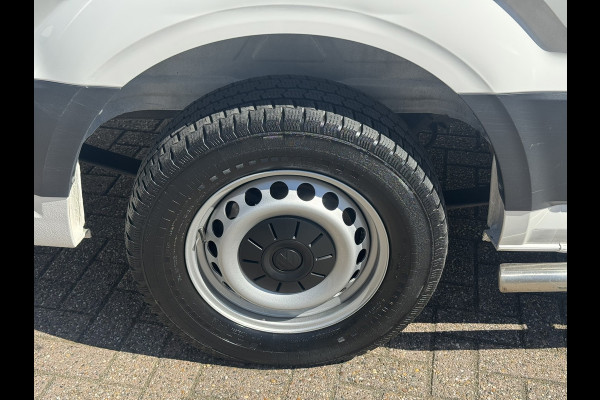 Volkswagen Crafter 35 2.0 TDI L3H3 Comfort Navigatie Carplay DAB All season banden Trekhaak Lat om lat