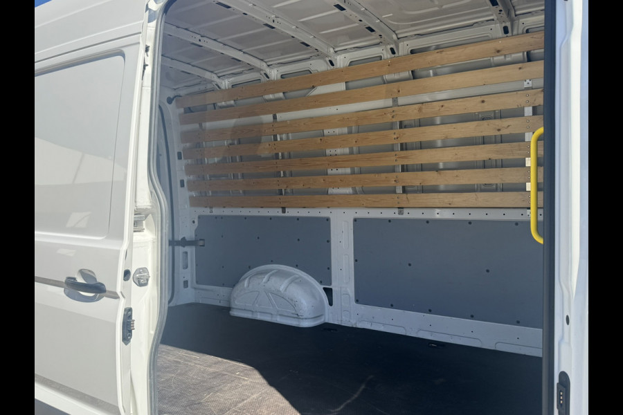 Volkswagen Crafter 35 2.0 TDI L3H3 Comfort Navigatie Carplay DAB All season banden Trekhaak Lat om lat