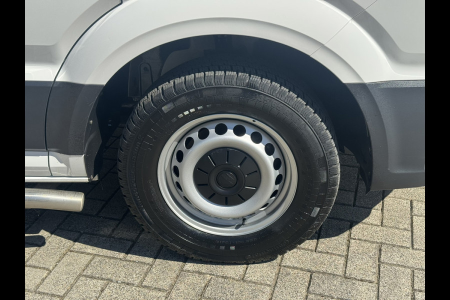Volkswagen Crafter 35 2.0 TDI L3H3 Comfort Navigatie Carplay DAB All season banden Trekhaak Lat om lat