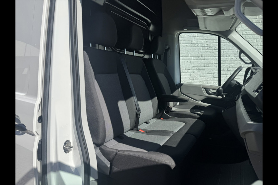 Volkswagen Crafter 35 2.0 TDI L3H3 Comfort Navigatie Carplay DAB All season banden Trekhaak Lat om lat