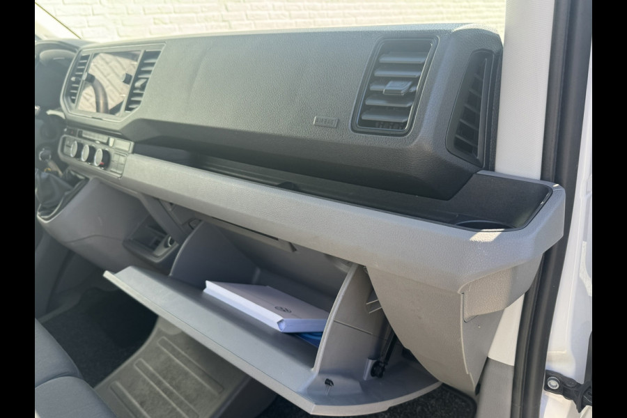 Volkswagen Crafter 35 2.0 TDI L3H3 Comfort Navigatie Carplay DAB All season banden Trekhaak Lat om lat