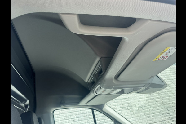 Volkswagen Crafter 35 2.0 TDI L3H3 Comfort Navigatie Carplay DAB All season banden Trekhaak Lat om lat