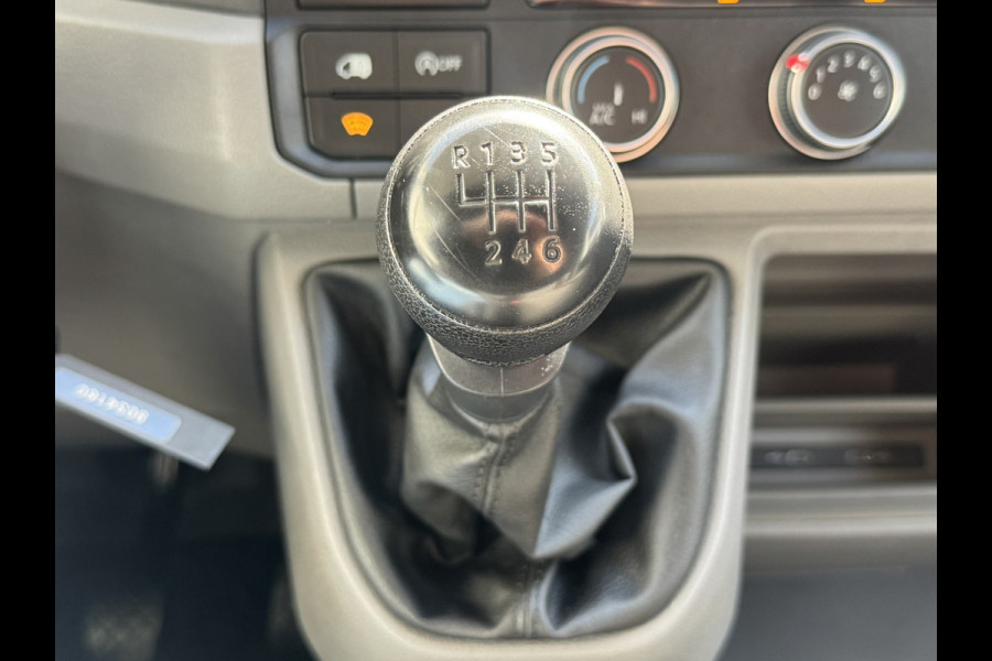 Volkswagen Crafter 35 2.0 TDI L3H3 Comfort Navigatie Carplay DAB All season banden Trekhaak Lat om lat