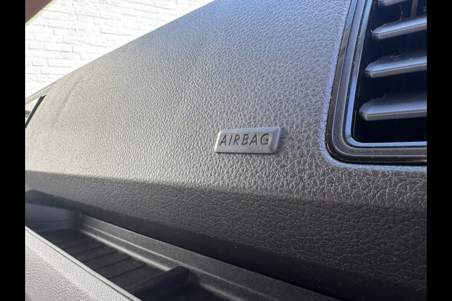 Volkswagen Crafter 35 2.0 TDI L3H3 Comfort Navigatie Carplay DAB All season banden Trekhaak Lat om lat