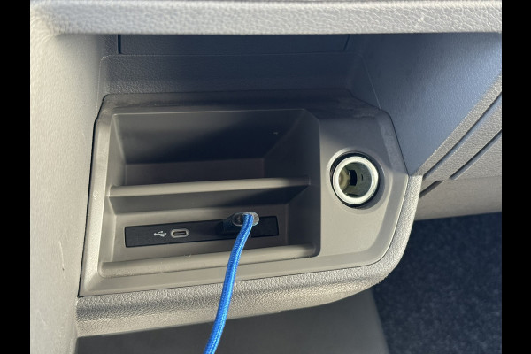 Volkswagen Crafter 35 2.0 TDI L3H3 Comfort Navigatie Carplay DAB All season banden Trekhaak Lat om lat