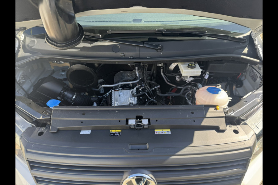 Volkswagen Crafter 35 2.0 TDI L3H3 Comfort Navigatie Carplay DAB All season banden Trekhaak Lat om lat