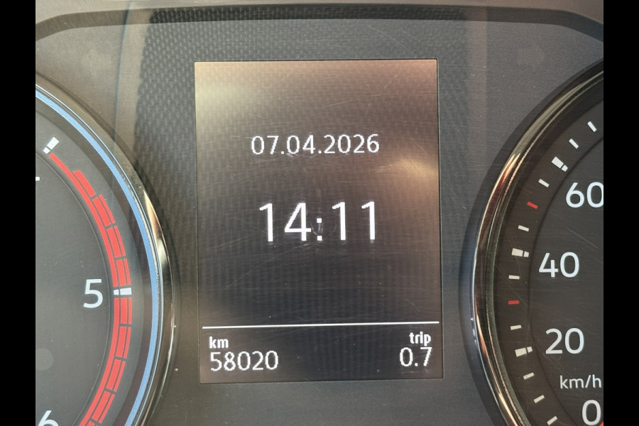 Volkswagen Crafter 35 2.0 TDI L3H3 Comfort Navigatie Carplay DAB All season banden Trekhaak Lat om lat