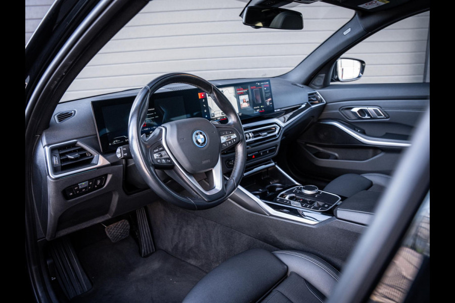 BMW 3 Serie Touring 320e - Sport l Panorama l ACC l 19'' l Led l Sfeerverlichting l Auto carplay
