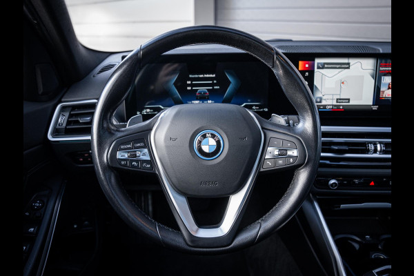 BMW 3 Serie Touring 320e - Sport l Panorama l ACC l 19'' l Led l Sfeerverlichting l Auto carplay