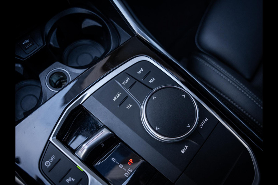 BMW 3 Serie Touring 320e - Sport l Panorama l ACC l 19'' l Led l Sfeerverlichting l Auto carplay