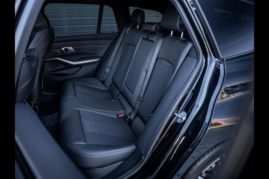 BMW 3 Serie Touring 320e - Sport l Panorama l ACC l 19'' l Led l Sfeerverlichting l Auto carplay