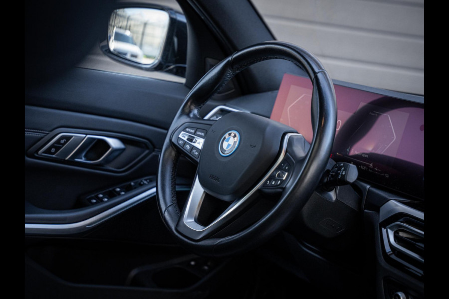 BMW 3 Serie Touring 320e - Sport l Panorama l ACC l 19'' l Led l Sfeerverlichting l Auto carplay