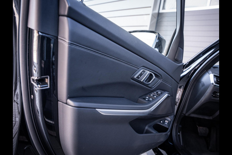 BMW 3 Serie Touring 320e - Sport l Panorama l ACC l 19'' l Led l Sfeerverlichting l Auto carplay