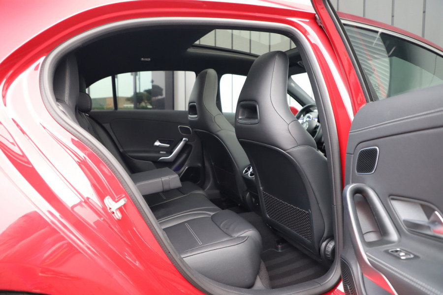 Mercedes-Benz A-Klasse 250e AMG | 218PK | Pano | Sfeerverlichting | Burmester | Multibeam | Leder | Distronic | Stuurwielverwarming | Trekhaak | 2024.