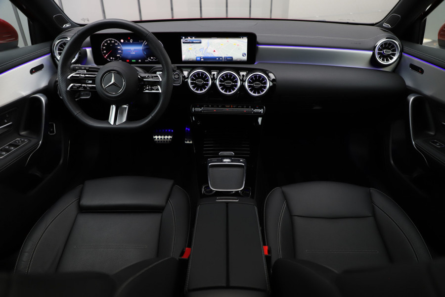 Mercedes-Benz A-Klasse 250e AMG | 218PK | Pano | Sfeerverlichting | Burmester | Multibeam | Leder | Distronic | Stuurwielverwarming | Trekhaak | 2024.