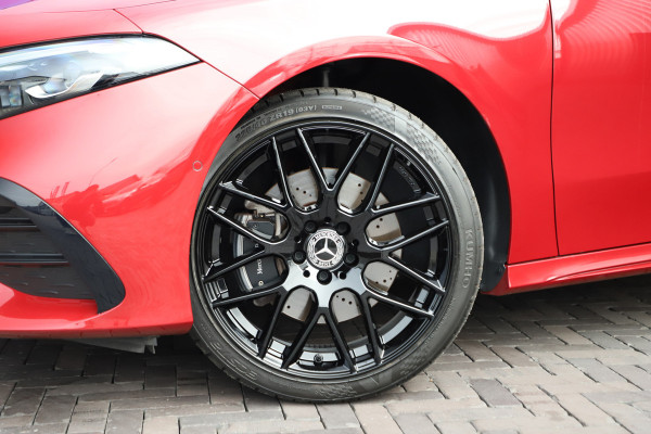 Mercedes-Benz A-Klasse 250e AMG | 218PK | Pano | Sfeerverlichting | Burmester | Multibeam | Leder | Distronic | Stuurwielverwarming | Trekhaak | 2024.