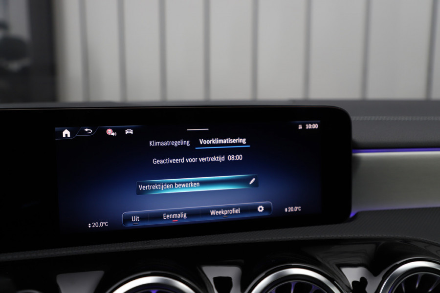 Mercedes-Benz A-Klasse 250e AMG | 218PK | Pano | Sfeerverlichting | Burmester | Multibeam | Leder | Distronic | Stuurwielverwarming | Trekhaak | 2024.