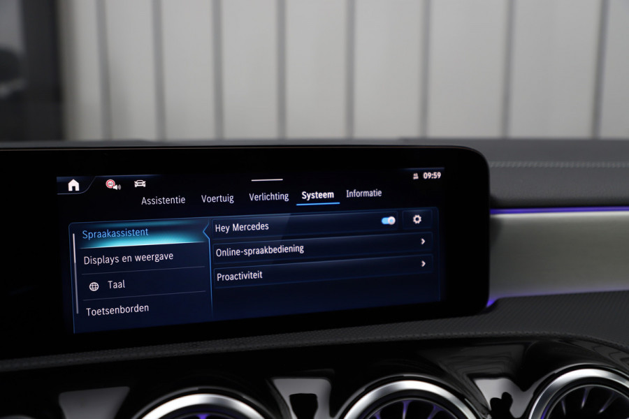 Mercedes-Benz A-Klasse 250e AMG | 218PK | Pano | Sfeerverlichting | Burmester | Multibeam | Leder | Distronic | Stuurwielverwarming | Trekhaak | 2024.