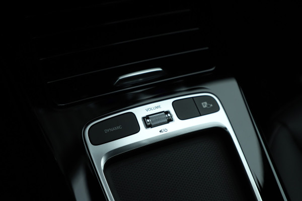 Mercedes-Benz A-Klasse 250e AMG | 218PK | Pano | Sfeerverlichting | Burmester | Multibeam | Leder | Distronic | Stuurwielverwarming | Trekhaak | 2024.