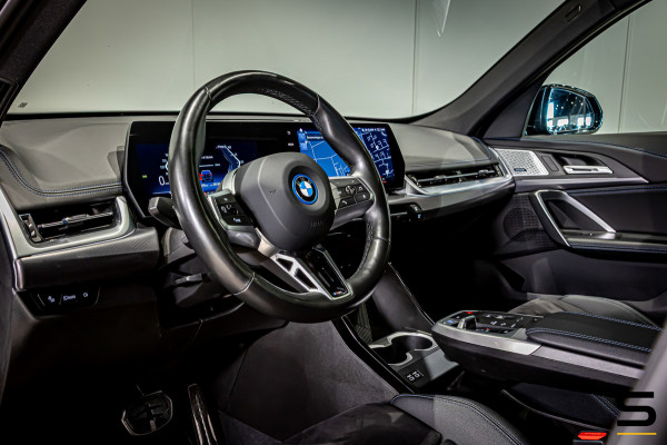 BMW iX1 XDrive30 Launch Edition 67 kWh|M-sport|Pano|H&K|NAP