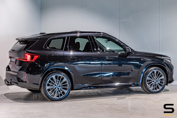 BMW iX1 XDrive30 Launch Edition 67 kWh|M-sport|Pano|H&K|NAP