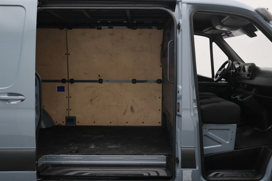 Mercedes-Benz Sprinter 317 CDI Automaat L2H1 3-Zits, Cruise, Camera, Apple Carplay, LED, Zonneklep, DAB, Trekhaak, 18''