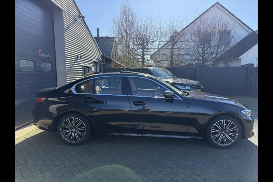BMW 3-serie 320i High Executive | Panoramadak | Camera | Lederen Bekleding | Stoelverwarming | Sportstoelen |