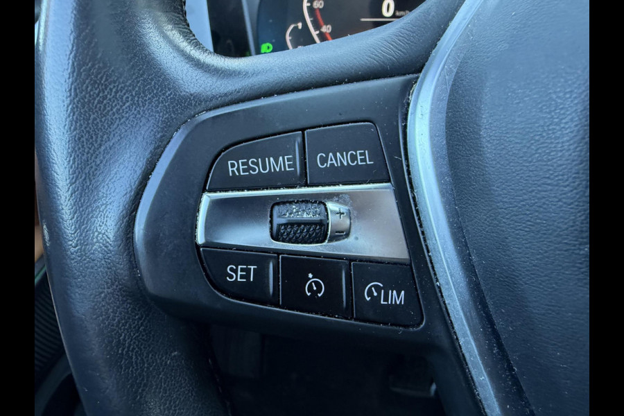 BMW 3-serie 320i High Executive | Panoramadak | Camera | Lederen Bekleding | Stoelverwarming | Sportstoelen |