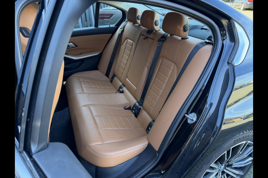 BMW 3-serie 320i High Executive | Panoramadak | Camera | Lederen Bekleding | Stoelverwarming | Sportstoelen |
