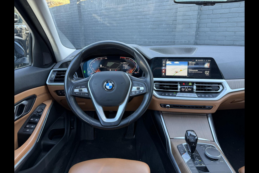 BMW 3-serie 320i High Executive | Panoramadak | Camera | Lederen Bekleding | Stoelverwarming | Sportstoelen |