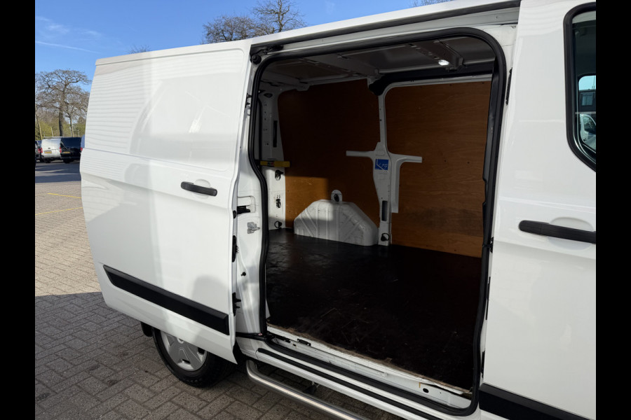 Ford Transit Custom 280 2.0 TDCI 130pk L1H1 Trend / vaste prijs rijklaar € 13.950 ex btw / euro 6 diesel / bpm vrij / trekhaak 2500 kg / airco / cruise / navigatie / pdc voor en achter