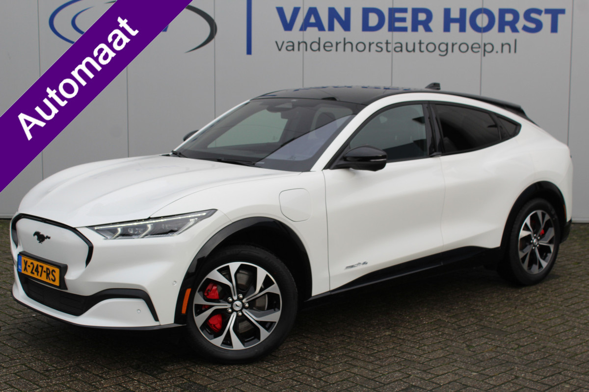 Ford Mustang Mach-E 75kWh/269pk AWD Premium AUTOMAAT volledig ELEKTRISCH ! Fabrieksgarantie t/m 01-03-2027 ! Panorama dak, Vierwielaandr., stoel-, stuur- en voorraamverwarming, technologie pakket II, panoramadak, navigatie, telefoonvoorb., winterpakket, parelmoer wit metallic, etc etc