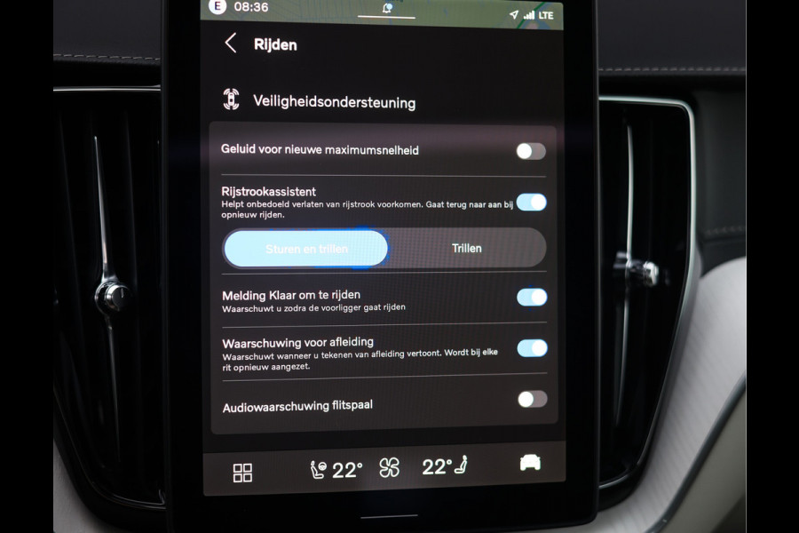Volvo XC60 T8 AWD Ultra Dark | Direct rijden! - Trekhaak - Pano