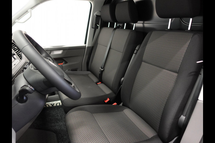 Volkswagen Transporter 150pk L2H1 28 Highline Automaat Trekhaak Navigatie Carplay Camera  Cruise control Lm velgen