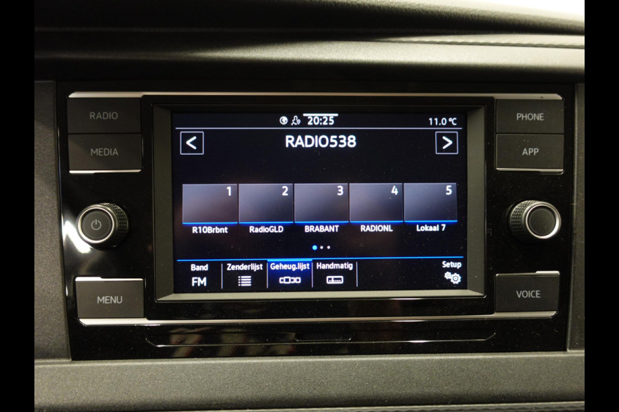 Volkswagen Transporter 150pk L2H1 28 Highline Automaat Trekhaak Navigatie Carplay Camera  Cruise control Lm velgen