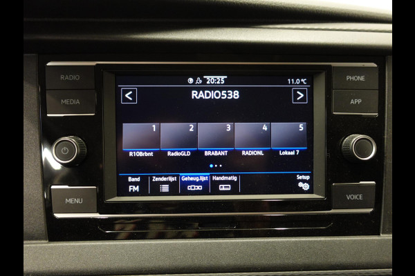 Volkswagen Transporter 150pk L2H1 28 Highline Automaat Trekhaak Navigatie Carplay Camera  Cruise control Lm velgen